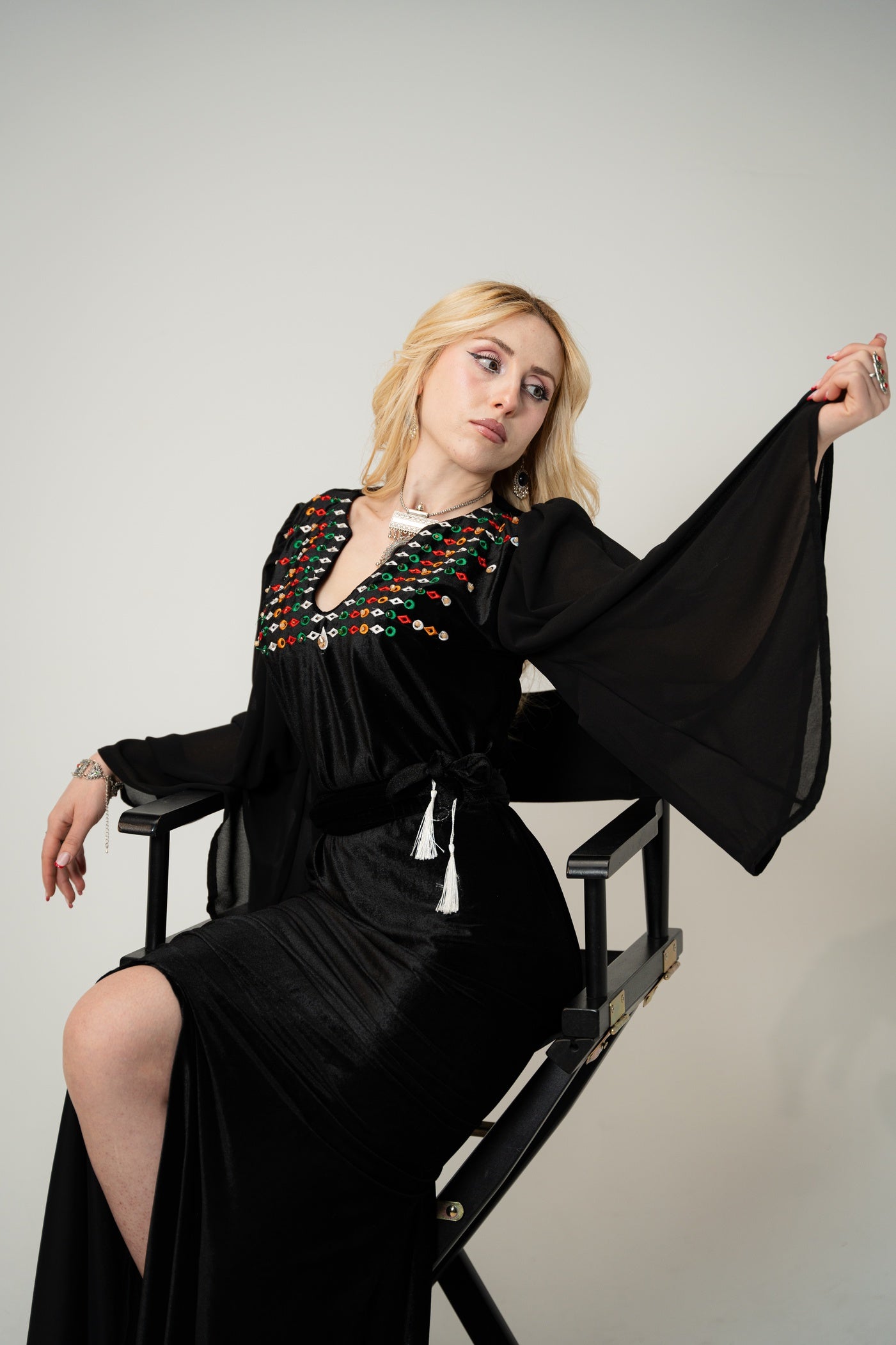 رداء قبائلي مع التطريز