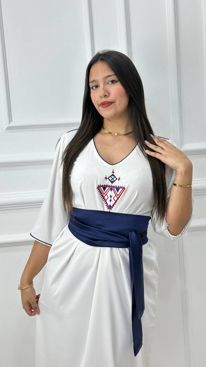 Robe berbère blanche brodée avec ceinture