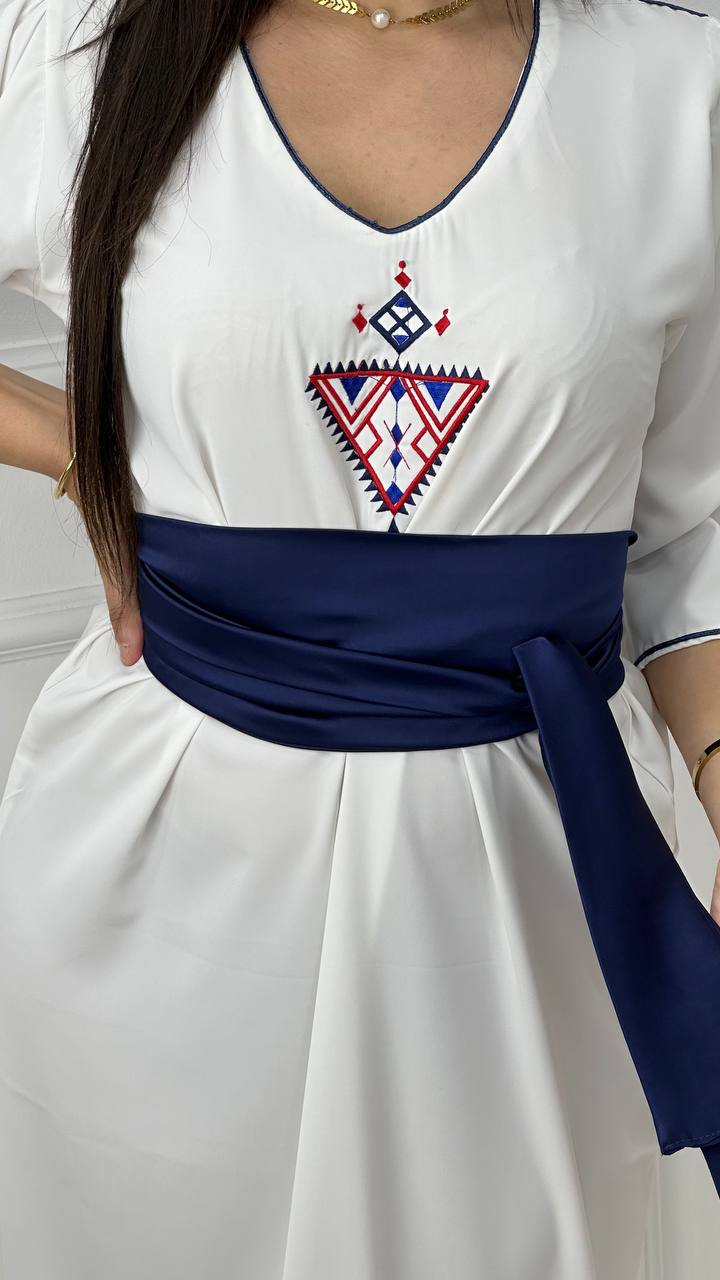 Robe berbère blanche brodée avec ceinture
