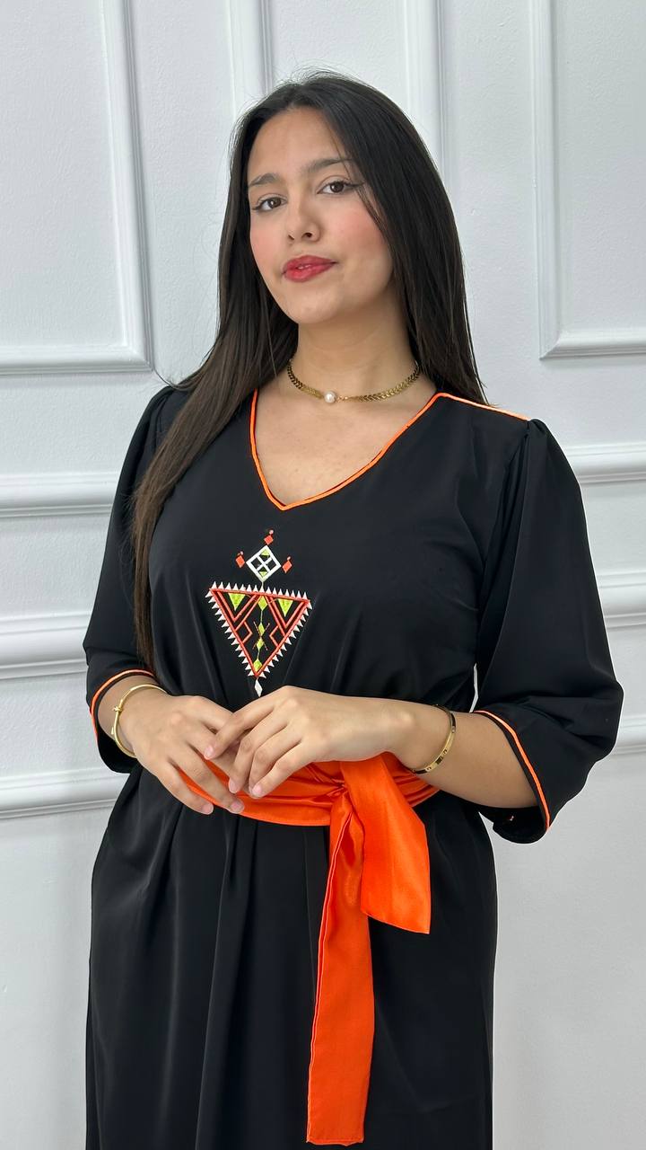 Robe berbère noir brodée avec ceinture