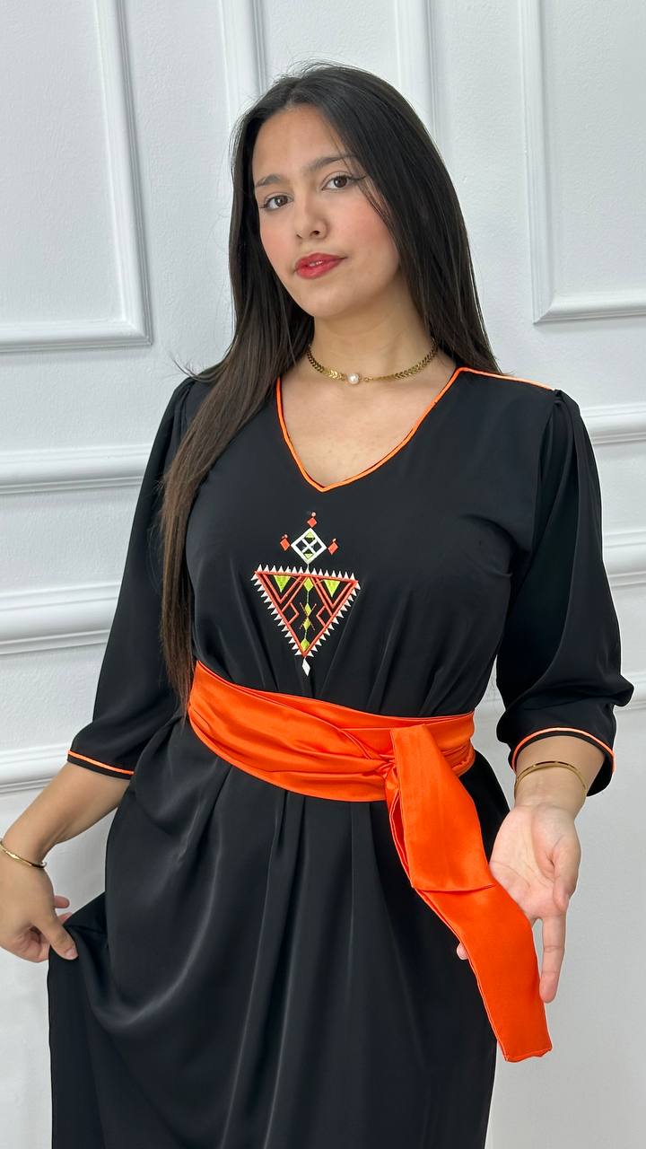 Robe berbère noir brodée avec ceinture