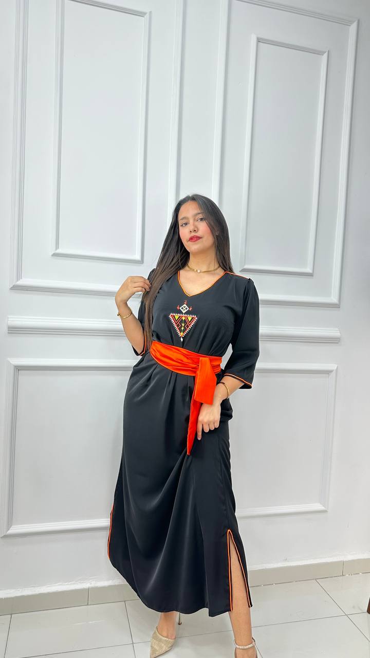 Robe berbère noir brodée avec ceinture