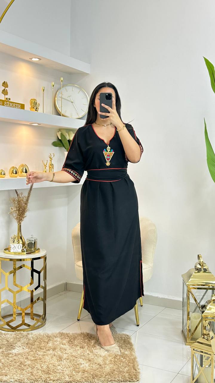 Robe noire avec motif berbère et ceinture