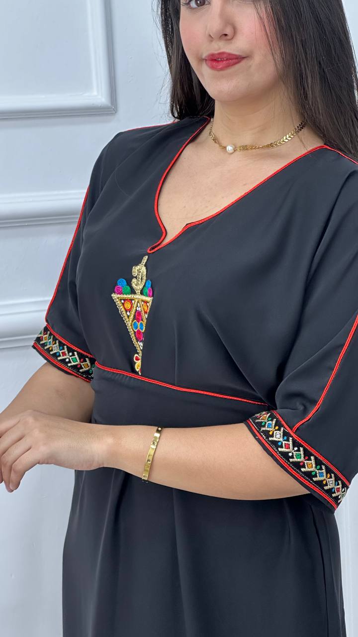 Robe noire avec motif berbère et ceinture
