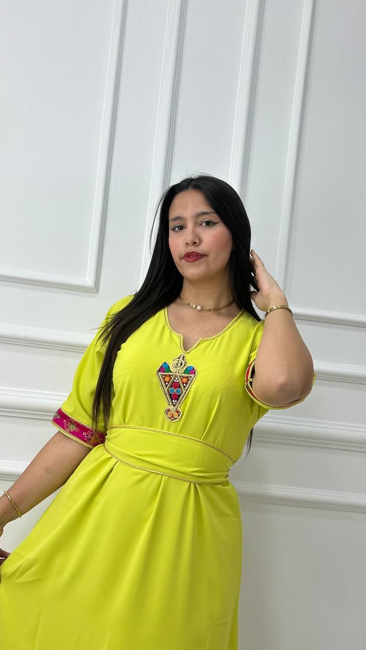 Robe vert pistache avec motif berbère et ceinture