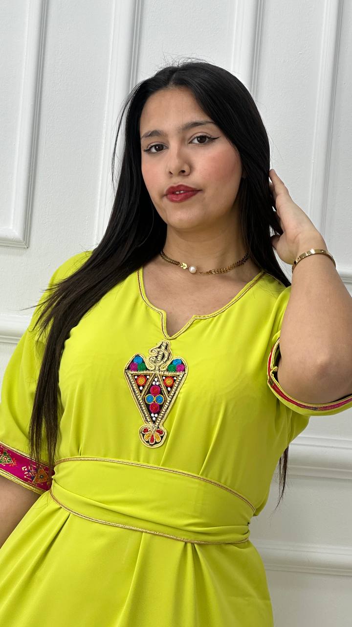Robe vert pistache avec motif berbère et ceinture