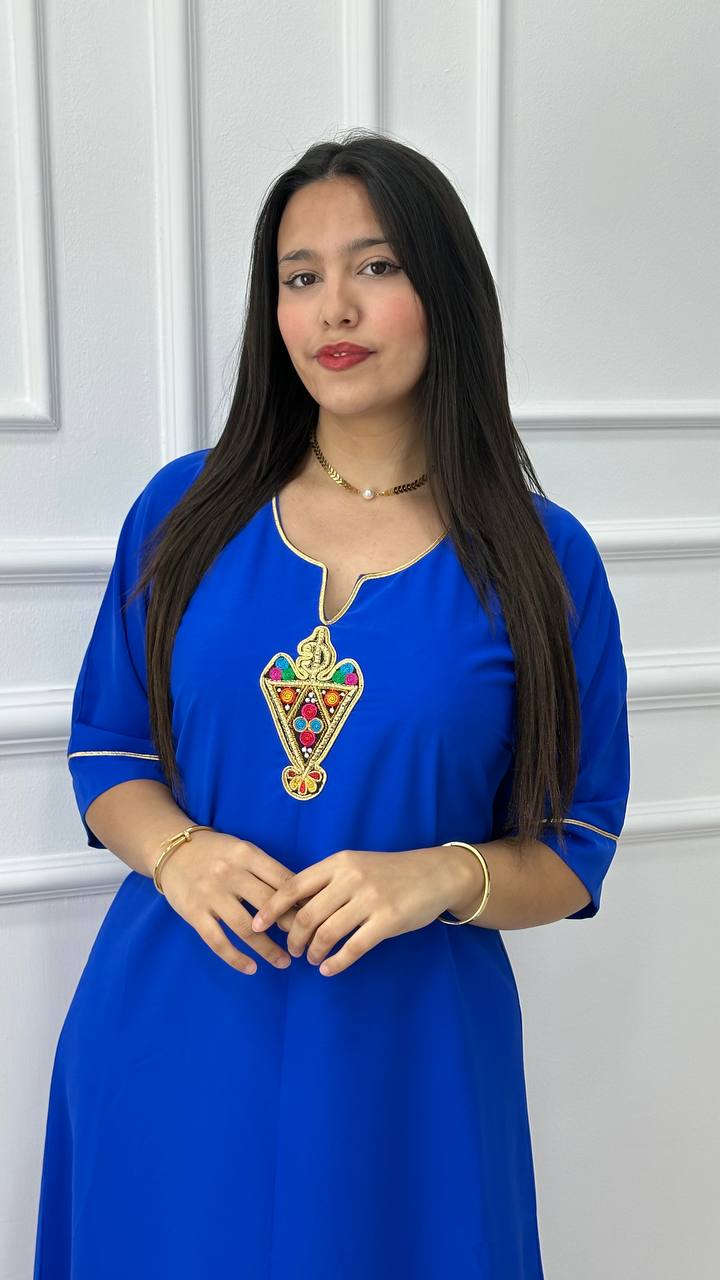 robe d'hôtesse bleue avec motif berbère