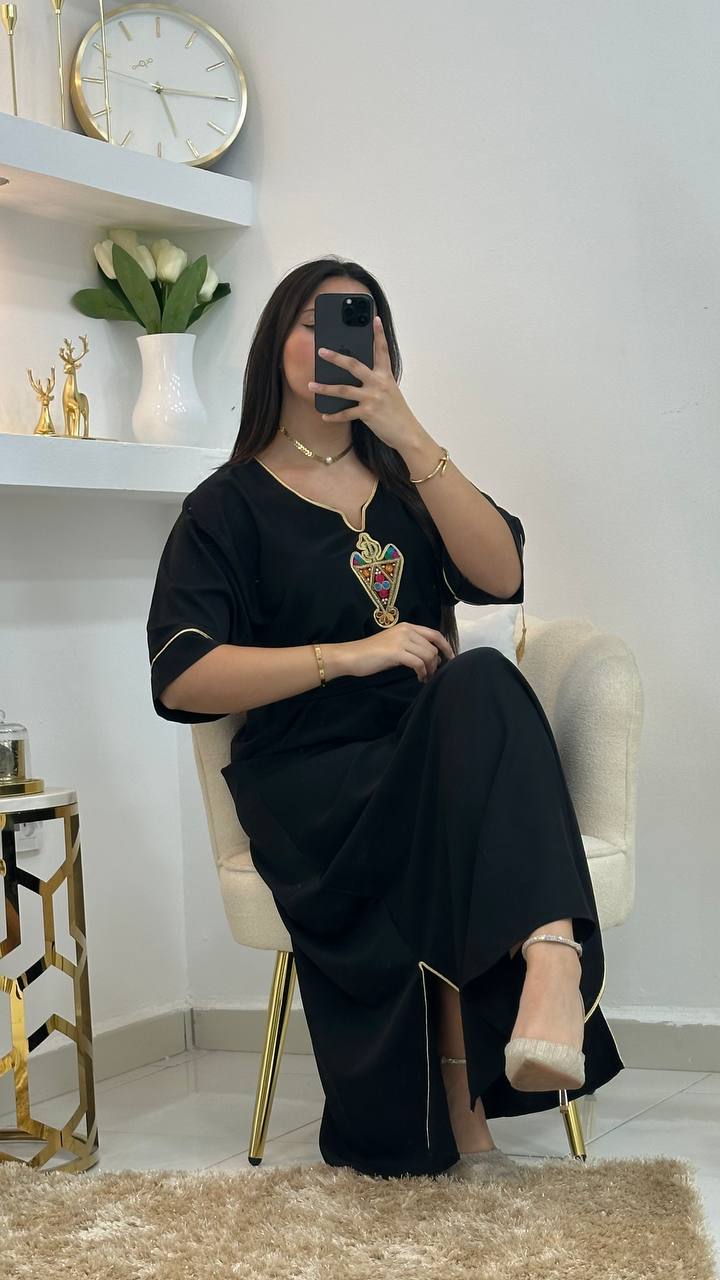robe d'hôtesse noire avec motif berbère