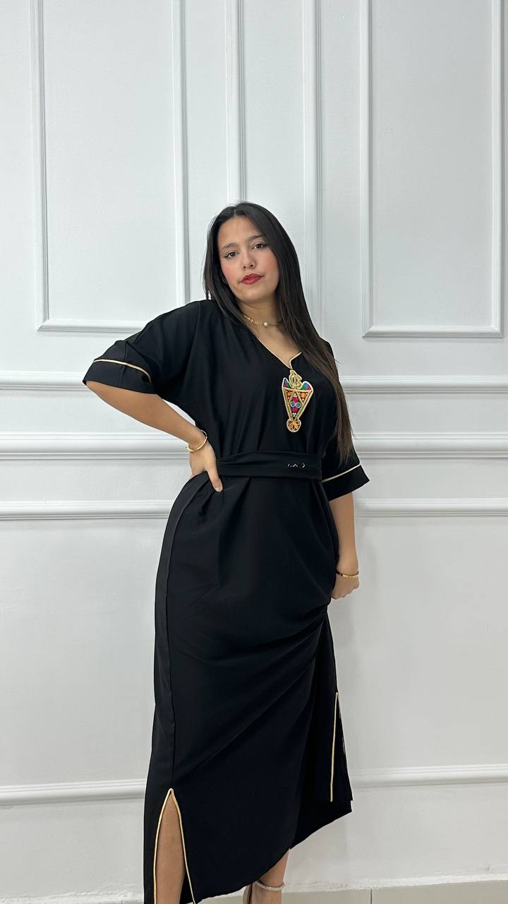 robe d'hôtesse noire avec motif berbère