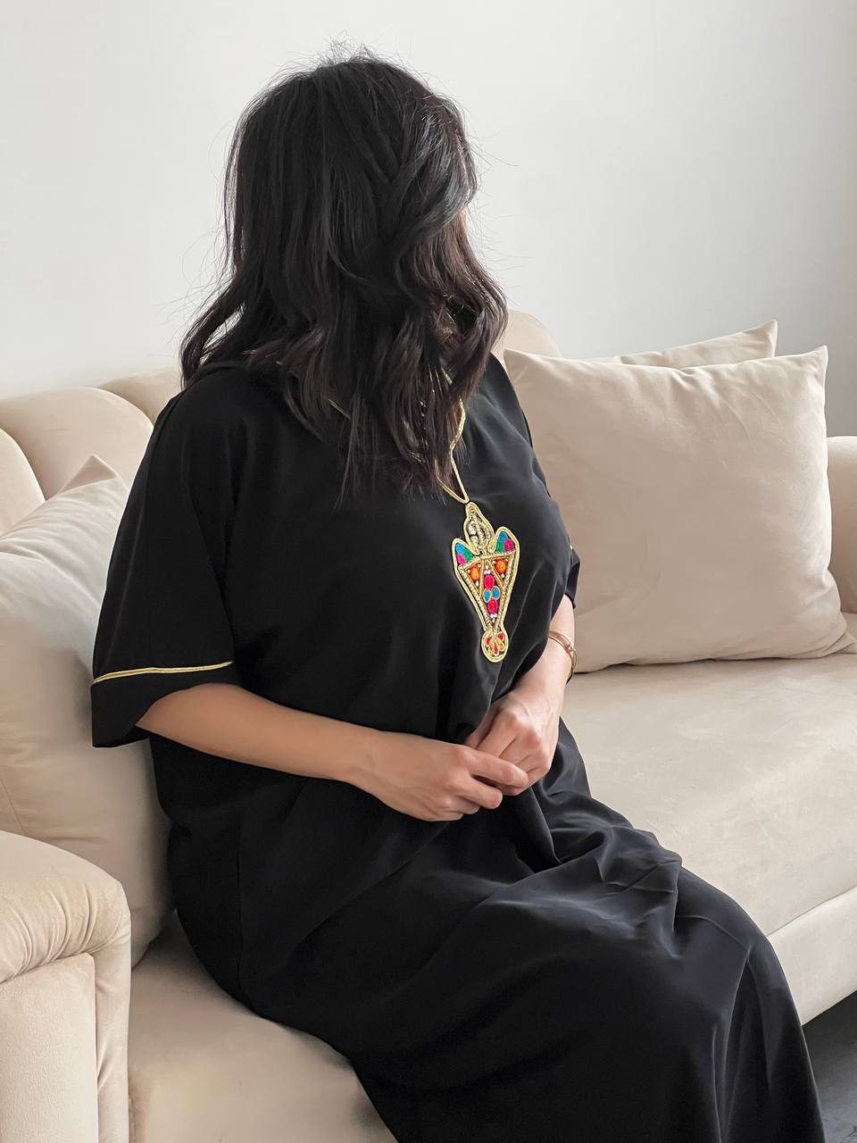 robe d'hôtesse noire avec motif berbère
