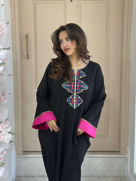 ROBE NOUR  en Noir Collectin aid 2026