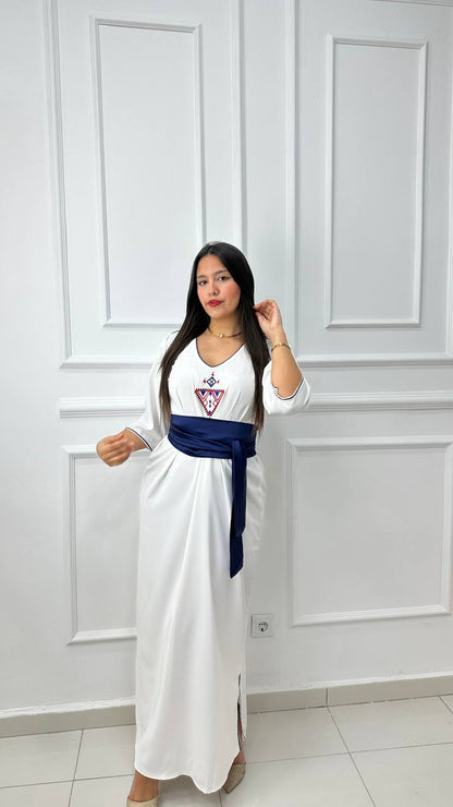 Robe berbère blanche brodée avec ceinture