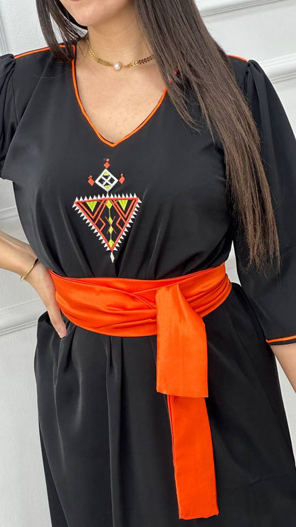 Robe berbère noir brodée avec ceinture