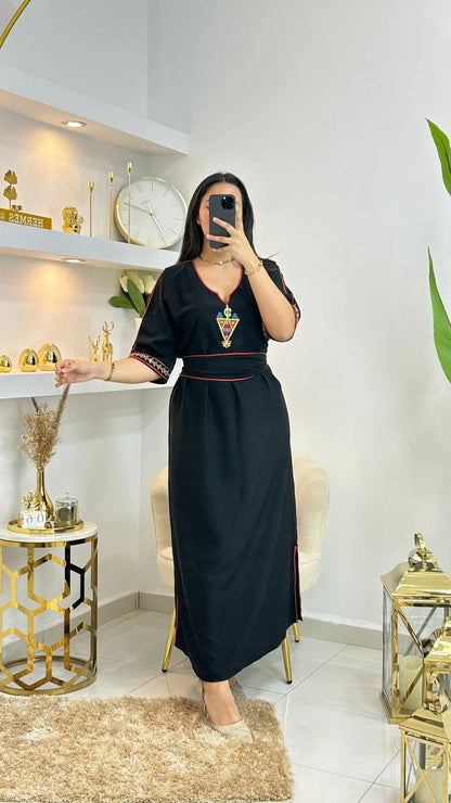 Robe noire avec motif berbère et ceinture