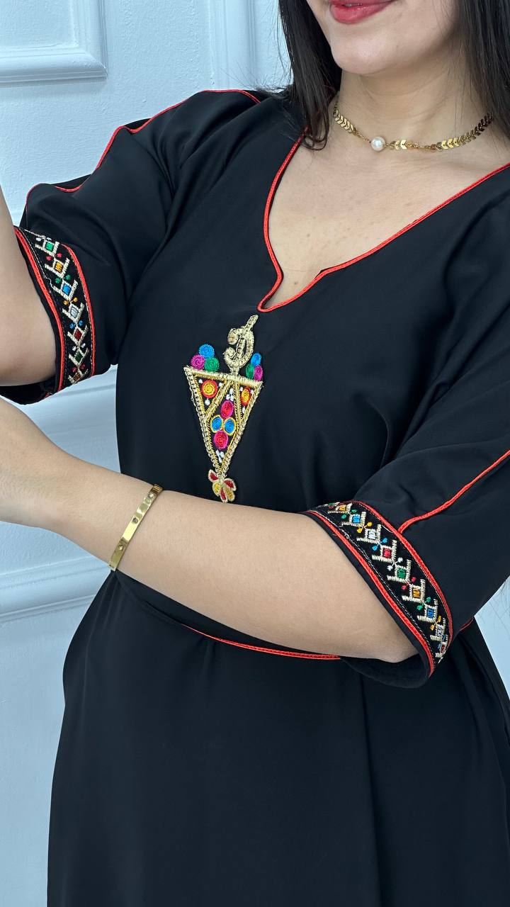 Robe noire avec motif berbère et ceinture