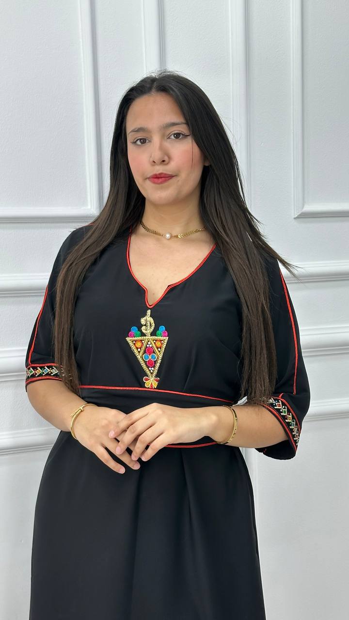 Robe noire avec motif berbère et ceinture