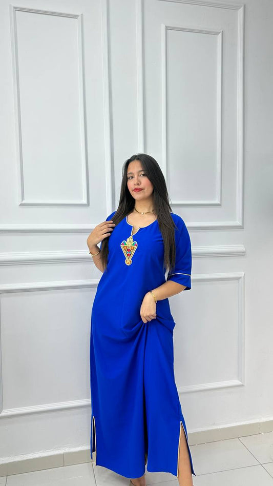 robe d'hôtesse bleue avec motif berbère