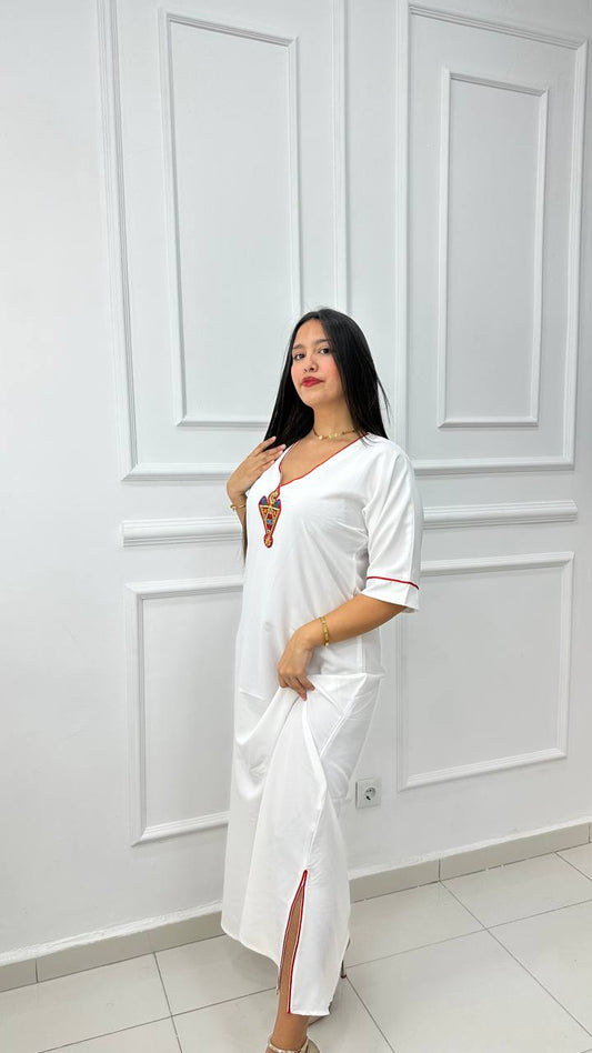robe d'hôtesse blanche avec motif berbère